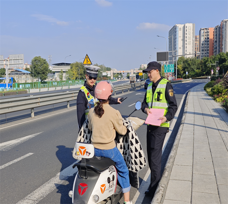 20241025高速运管公司多措并举整治违规闯入 (2).jpg